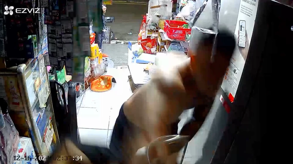 2 giờ sáng vô tạp hóa mua dao bị từ chối, đánh luôn nữ chủ quán