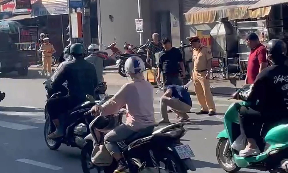 Cảnh sát kiểm tra hiện trường vụ người chở thịt heo tông nữ tiếp viên xe buýt