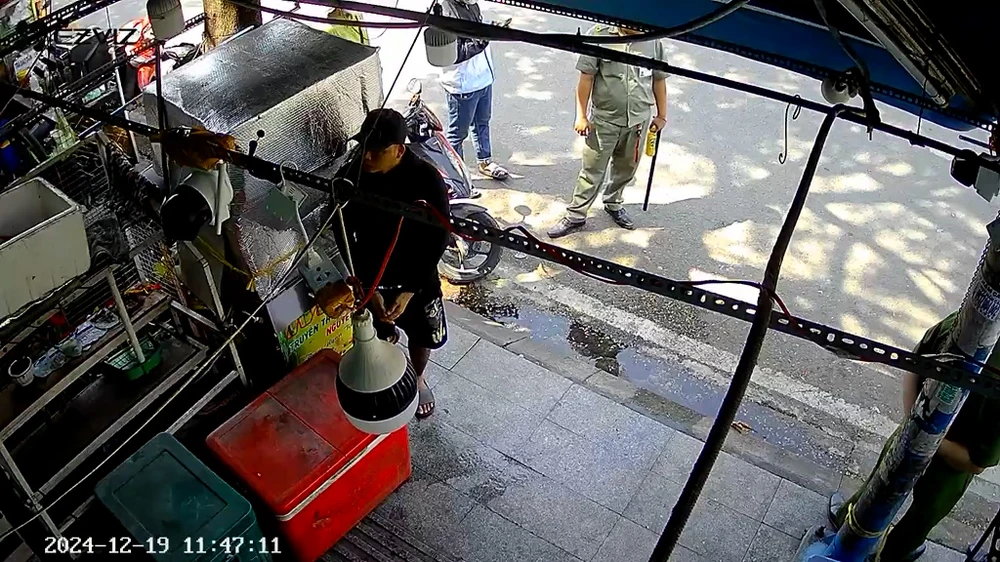 Nam thanh niên mua dao, đánh chủ quán ở Tân Phú được đưa trở lại hiện trường