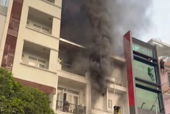 Nhiều đường ở quận Tân Bình kẹt cứng vì cháy nhà trên đường Xuân Hồng