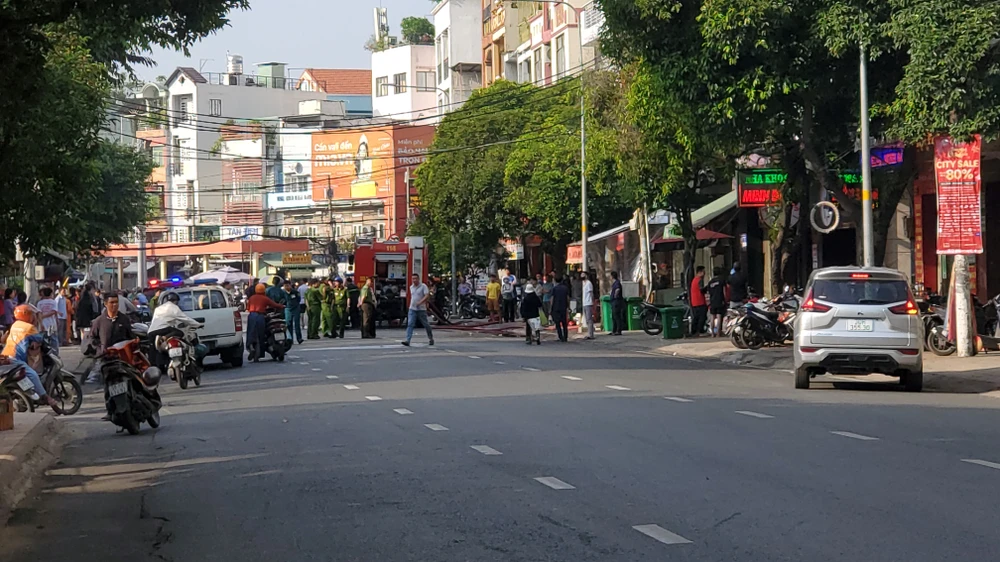 nhieu-duong-o-quan-tan-binh-ket-cung-vi-chay-nha-tren-duong-xuan-hong (11).jpg