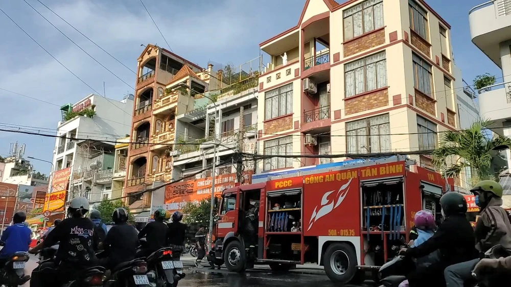 nhieu-duong-o-quan-tan-binh-ket-cung-vi-chay-nha-tren-duong-xuan-hong (14).jpg