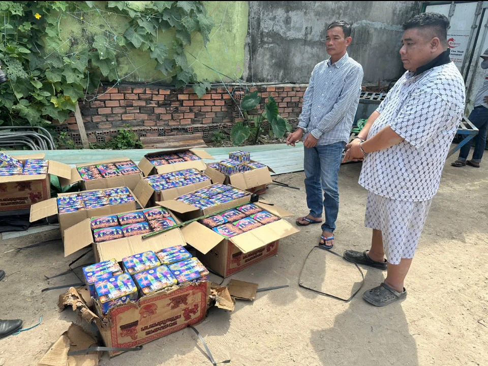 2 người lái ô tô chở hơn 3 tạ pháo từ miền Tây lên TP.HCM giao