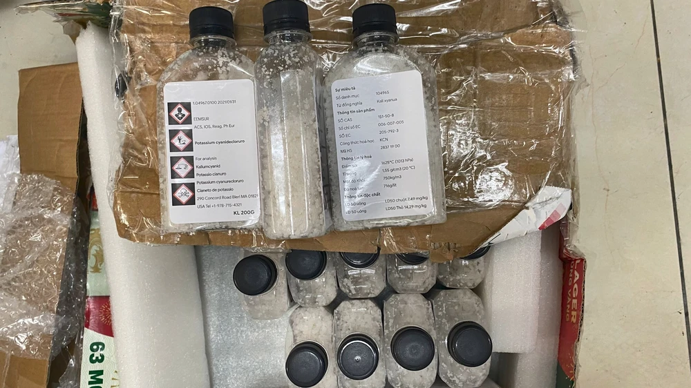 ố lượng lớn chất độc xyanua bị công an thu giữ. Ảnh: CA