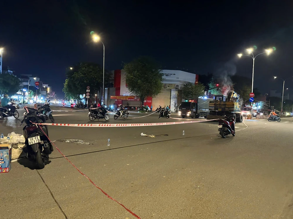 Cảnh sát phong tỏa một đoạn đường Lê Trọng Tấn sau tai nạn chết người