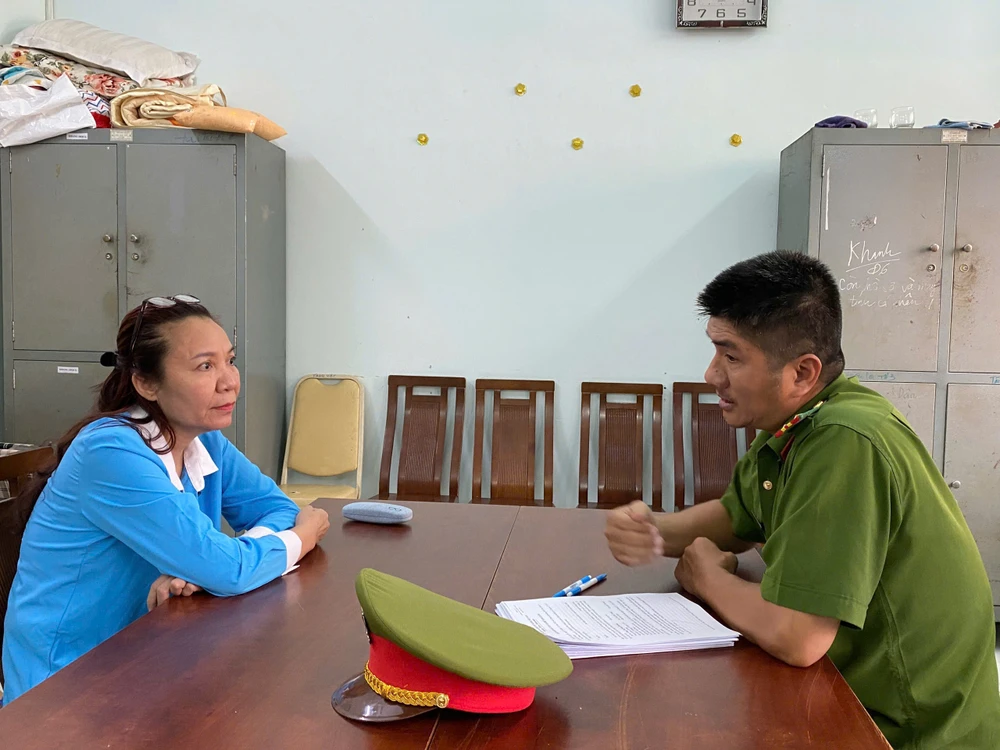 Công an lấy lời khai với bà Hương. Ảnh: CA