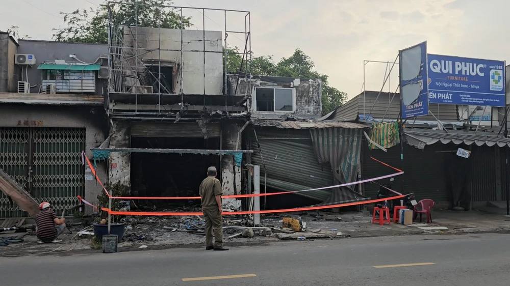 Cháy tiệm spa lúc 1 giờ sáng ở quận 6, hai người leo mái tôn thoát nạn