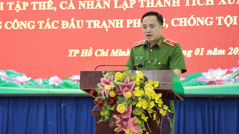 cong-an-tp-hcm-khen-thuong-cac-tap-the-ca-nhan-co-thanh-tich-kham-pha-nhieu-chuyen-an (1).jpg