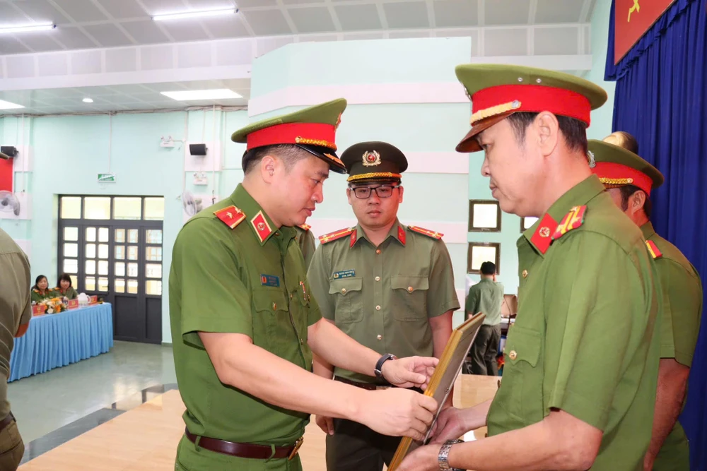 cong-an-tp-hcm-khen-thuong-cac-tap-the-ca-nhan-co-thanh-tich-kham-pha-nhieu-chuyen-an (2).jpg