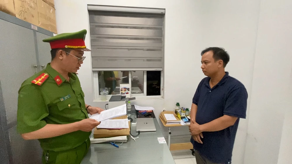 cong-an-tp-hcm-bat-9-giam-doc-trong-vu-mua-ban-hoa-don-hon-4-ngan-ti (2).jpg