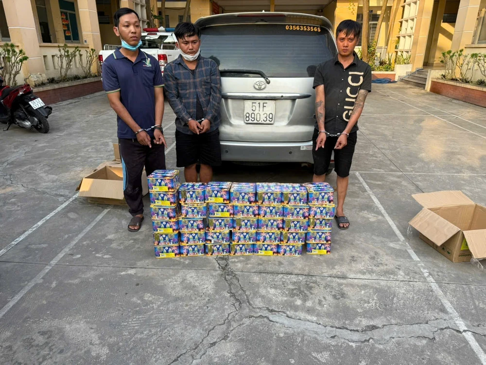 Hùn hạp tiền đi buôn pháo thì bị công an bắt