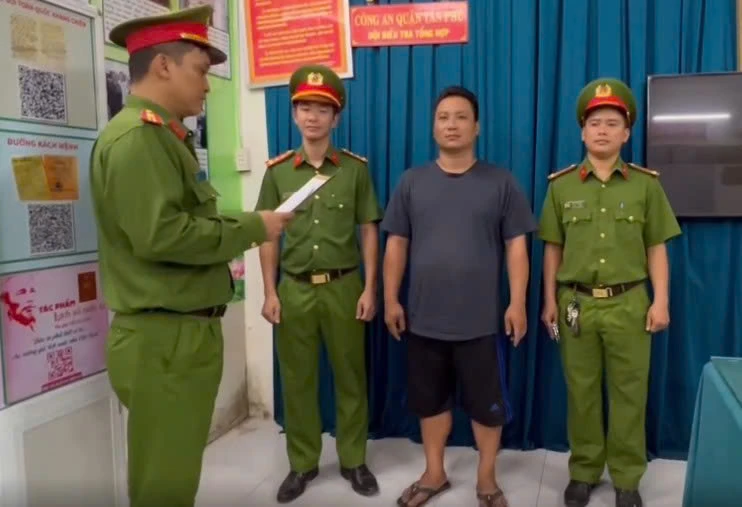 Người đập xe ô tô ở Tân Phú bị tạm giữ hình sự