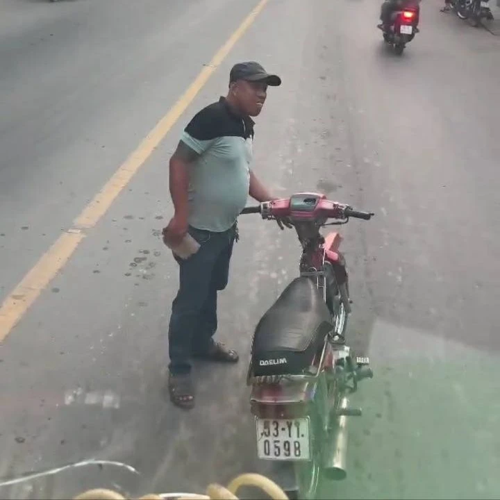 Người cầm đá chặn xe tải nói ‘đường này của tao’ trình diện công an
