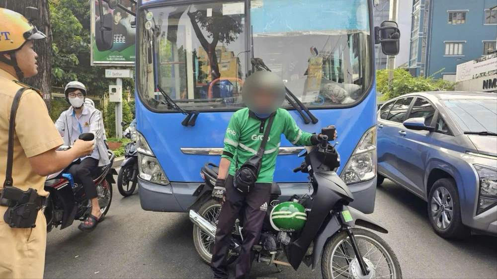 Triệu tập tiếp viên xe buýt đánh tài xế xe công nghệ ở trung tâm TP.HCM