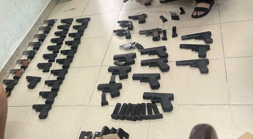 phat-hien-vu-giao-hang-nong-cong-an-lan-ra-duong-day-mua-ban-sung-dan (2).jpg