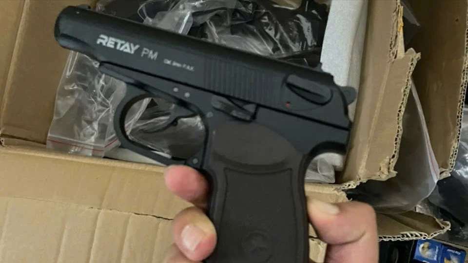 phat-hien-vu-giao-hang-nong-cong-an-lan-ra-duong-day-mua-ban-sung-dan (4).jpg