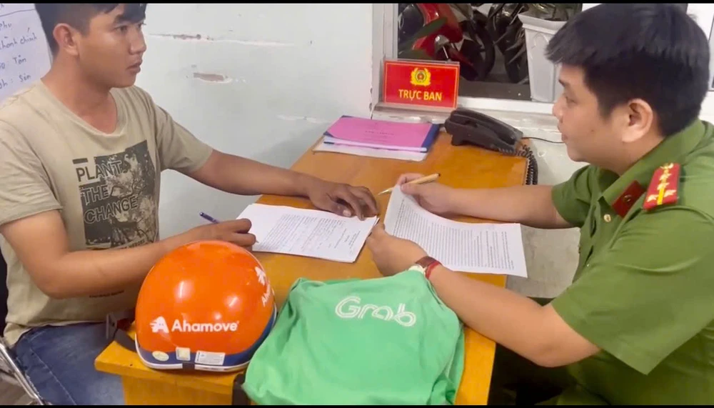 bat-khan-cap-nhom-tai-xe-xe-om-hon-chien-truoc-cong-benh-vien-o-quan-binh-thanh (5).jpg