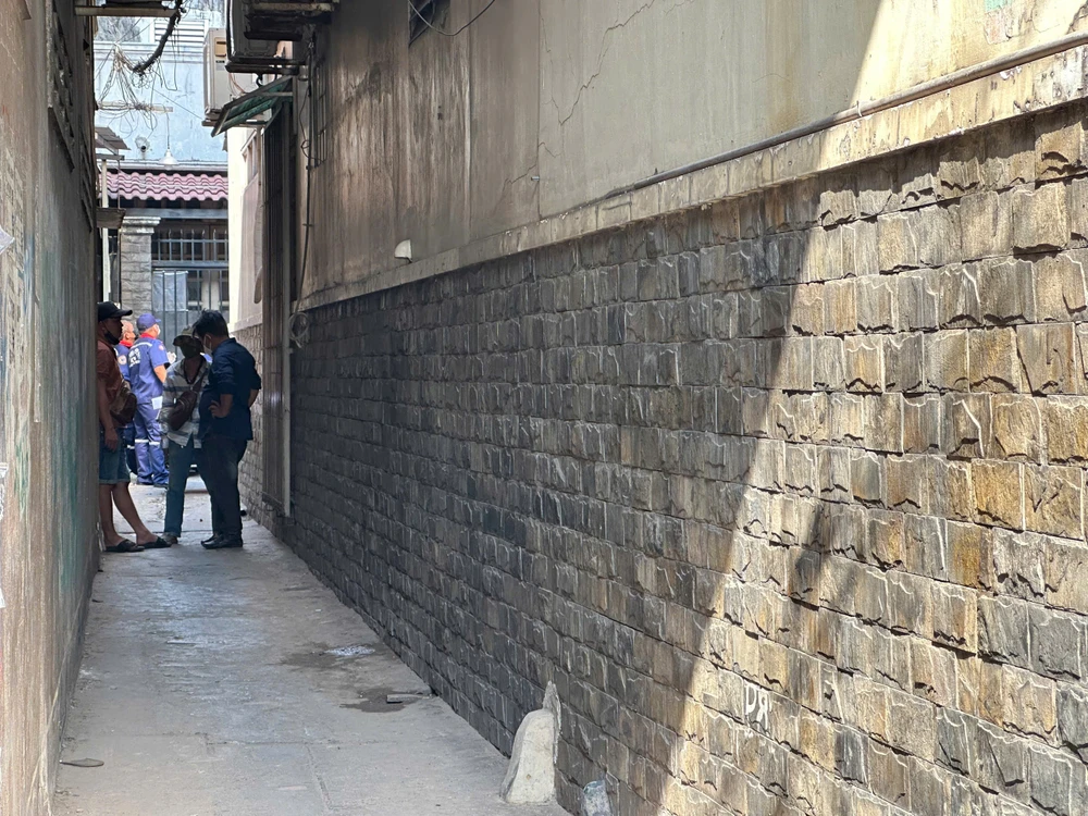 nguoi-dan-ong-lam-nghe-sua-giay-dep-chet-bat-thuong-trong-nha-tro (14).jpg