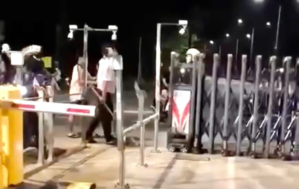 nguoi-mang-trang-phuc-bao-ve-cam-gay-danh-nam-thanh-nien-truoc-cong-ky-tuc-xa-lang-dai-hoc (2).jpg