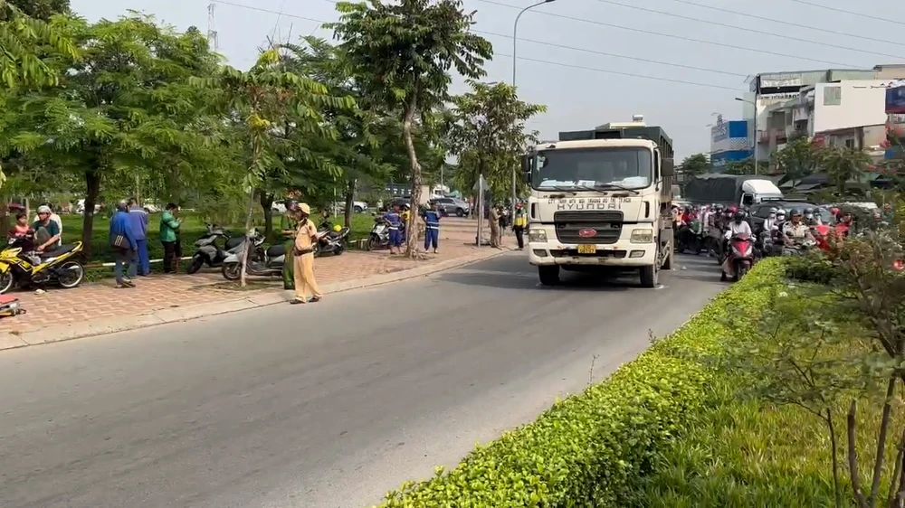 Xe chở rác cuốn cụ ông đi xe đạp vào gầm, giao thông ùn ứ