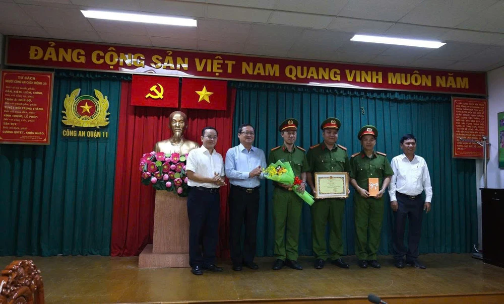 Công an quận 11 được khen vì phá chuyên án bắt đường dây mua bán pháo