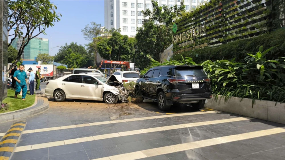 o-to-dien-tong-hang-loat-xe-may-o-o-tren-duong-hoang-van-thu (1).jpg