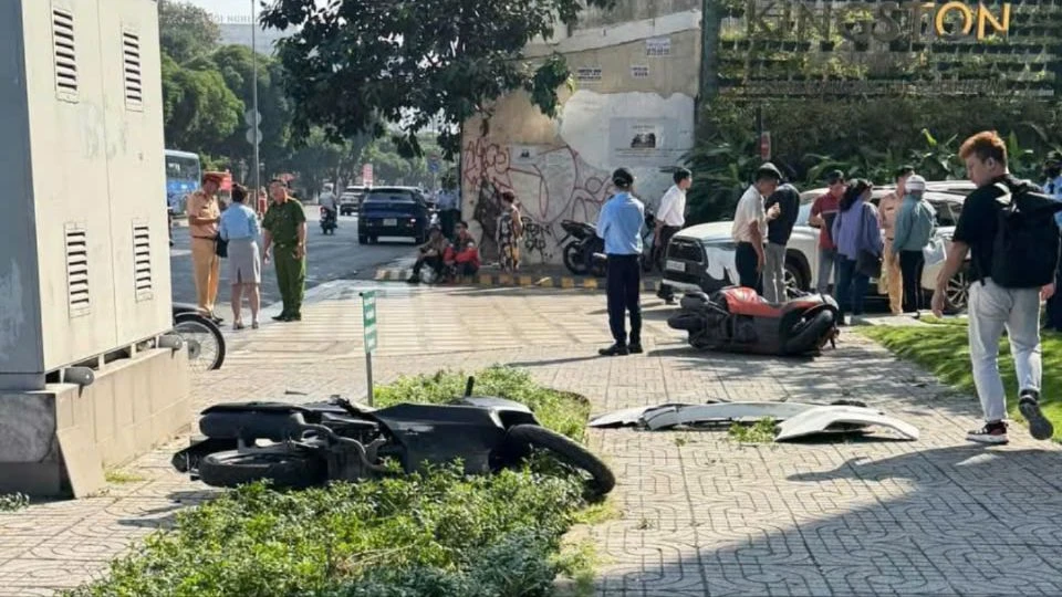 o-to-dien-tong-hang-loat-xe-may-o-o-tren-duong-hoang-van-thu (4).jpg