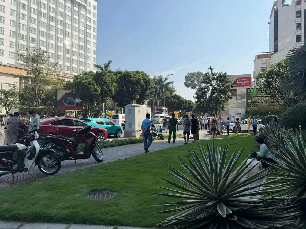 Ô tô ‘điên’ tông hàng loạt xe máy, ô ô trên đường Hoàng Văn Thụ