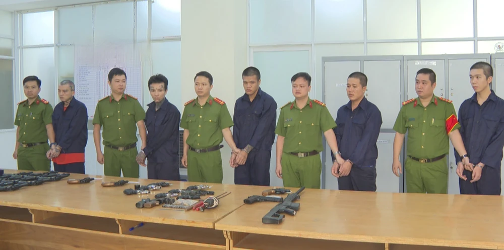 Công an bắt nhóm chuyên độ chế, dùng chung cư làm nơi cất giữ súng đạn