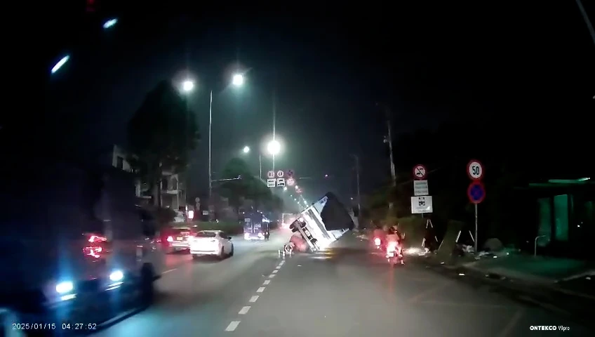 4 người đi xe máy thoát chết trong gang tấc khi xe tải lật trên Quốc lộ 22