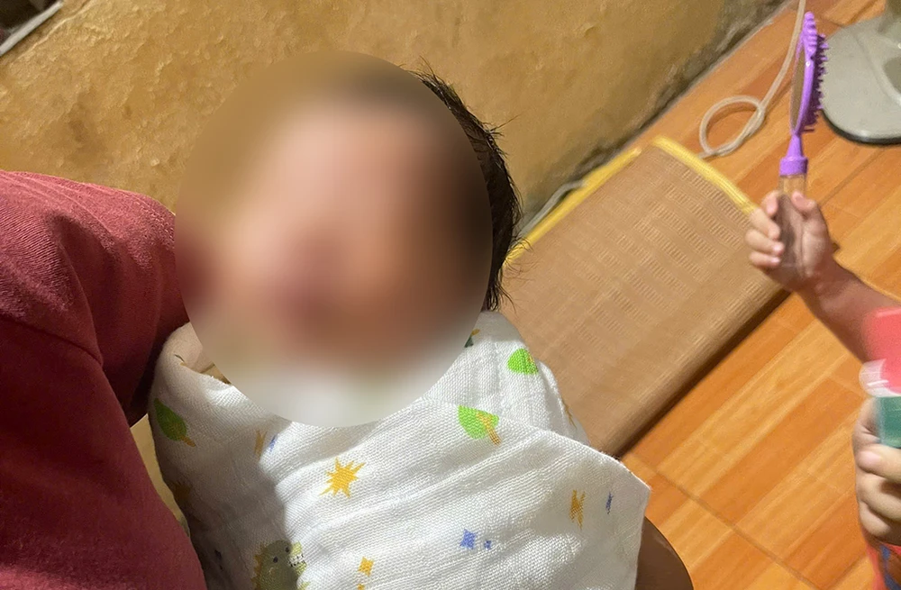 Bé gái sơ sinh trong giỏ nhựa bên đường với lời nhắn từ người mẹ xưng sinh viên