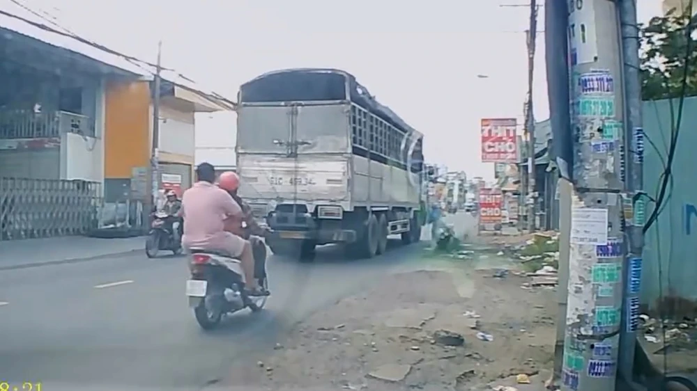 Hình ảnh người phụ nữ trượt té do vũng nước ven đường và gặp tai nạn, tử vong