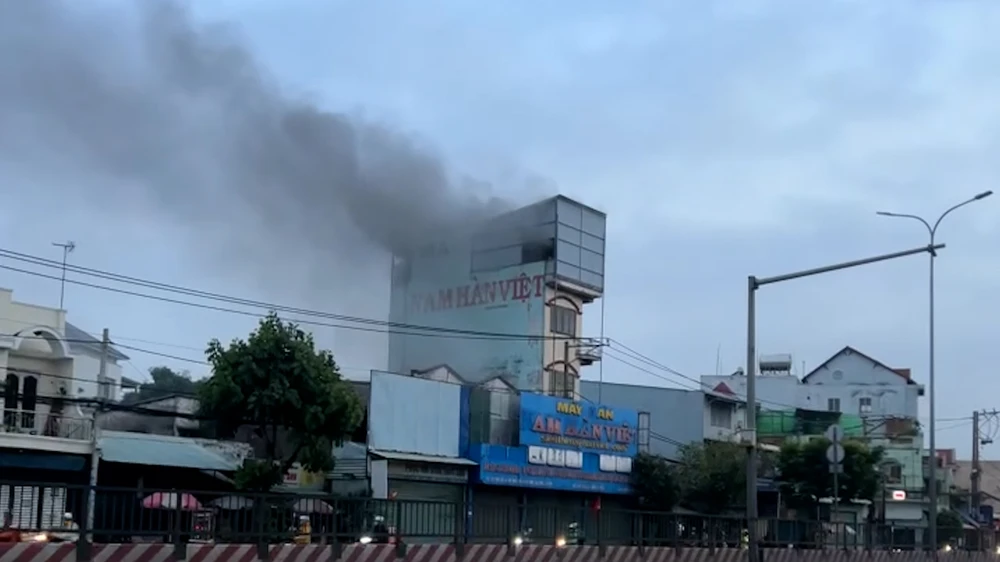 Cháy dữ dội cửa hàng kinh doanh máy hàn ở Bà Điểm