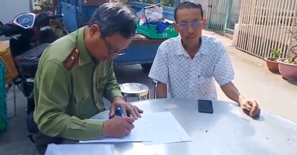 Bắt được tê tê quý hiếm bò từ bãi đất ra đường ở Nhà Bè