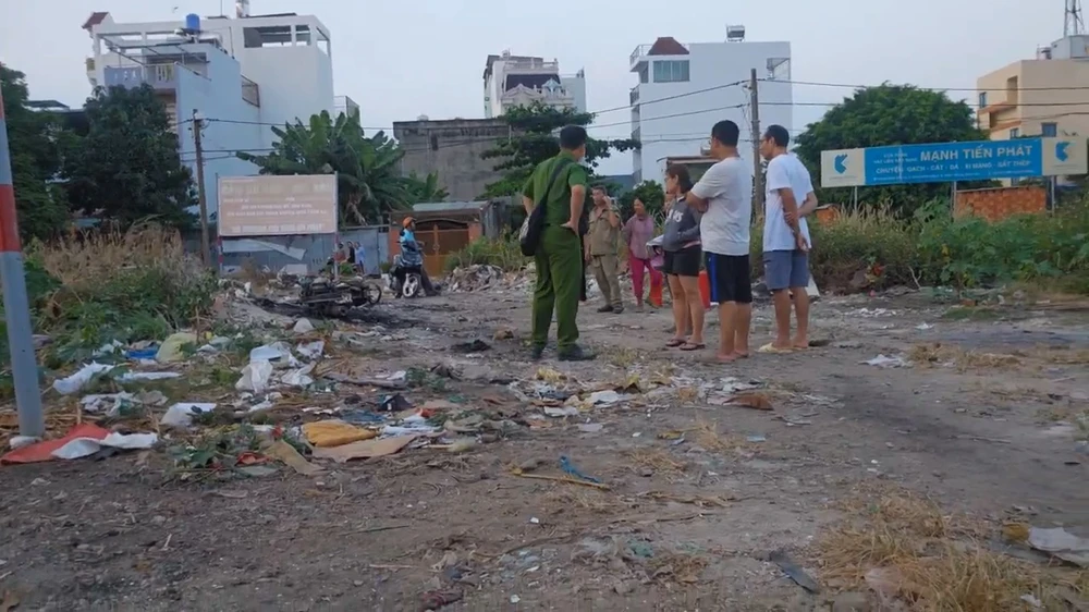 Chiếc xe máy bốc cháy ở bãi đất trống sau khi người điều khiển rời đi