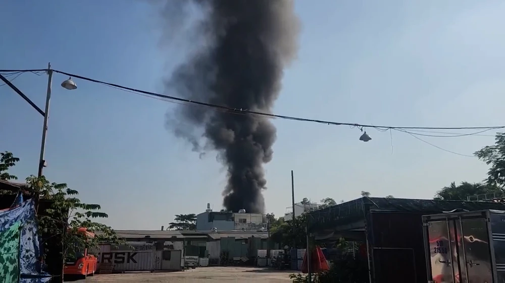 Cháy vựa ve chai trong xóm trọ, cảnh sát phong tỏa một đoạn đường