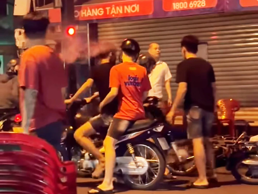 Nhóm thanh thiếu niên chửi bới, tông xe gây náo loạn ngày mùng 5 Tết