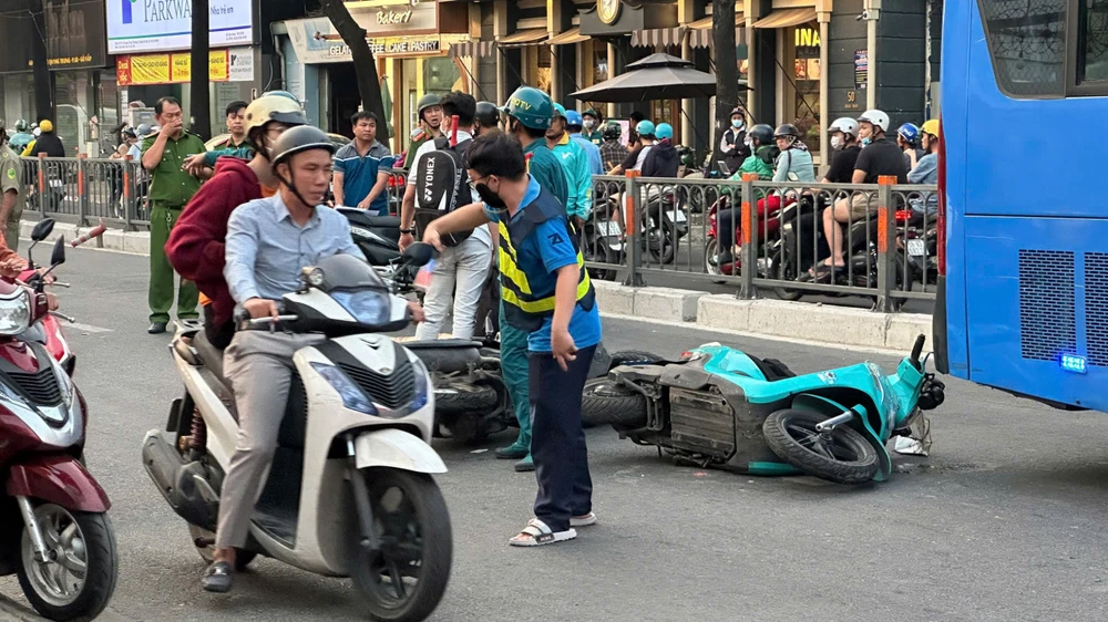 Hai xe máy va chạm trên đường Quang Trung, 1 người bị xe buýt cán tử vong