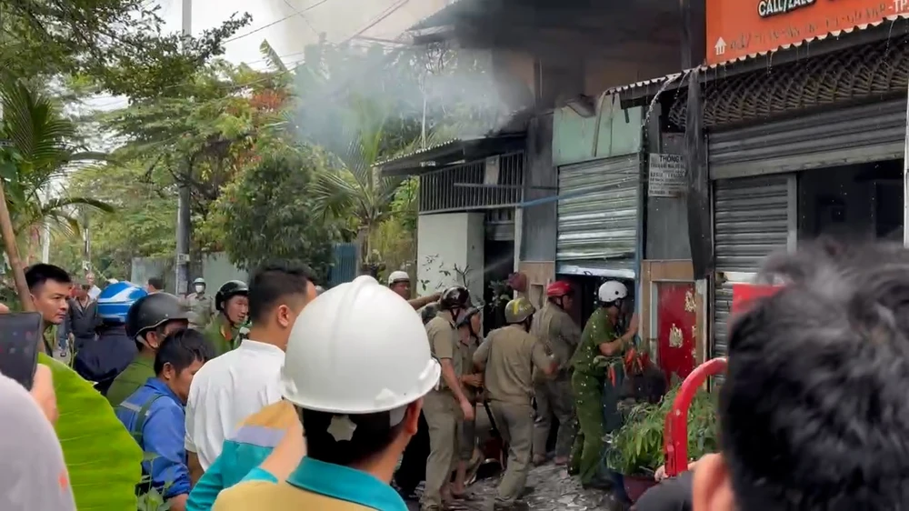 Cháy nhà khóa trái, cảnh sát phá hai lớp cửa dập lửa