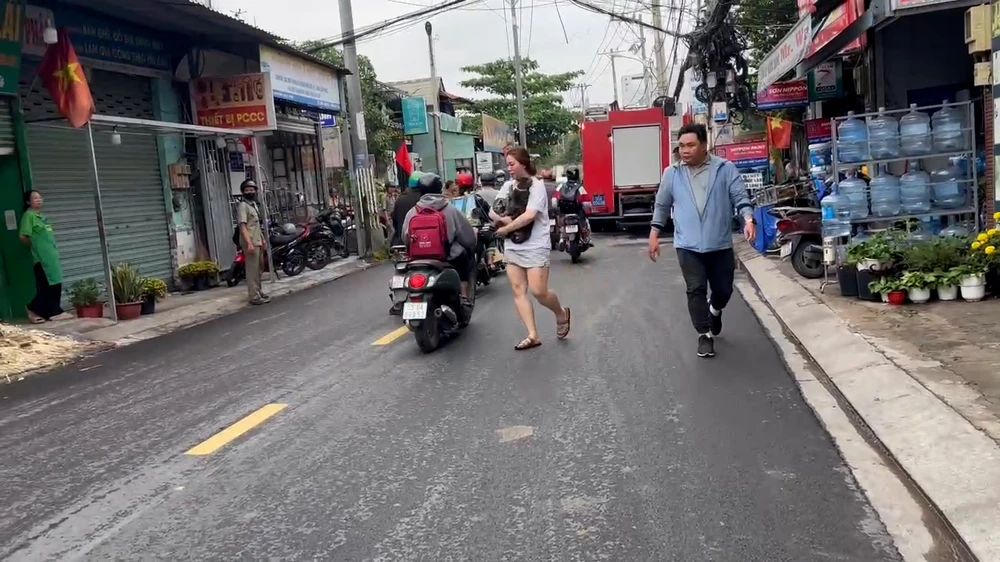 Cháy nhà khóa trái, cảnh sát phá hai lớp cửa dập lửa