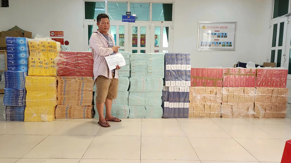 Vận chuyển 1 thùng thuốc lá lậu được 25 ngàn tiền công, 3 người bị bắt