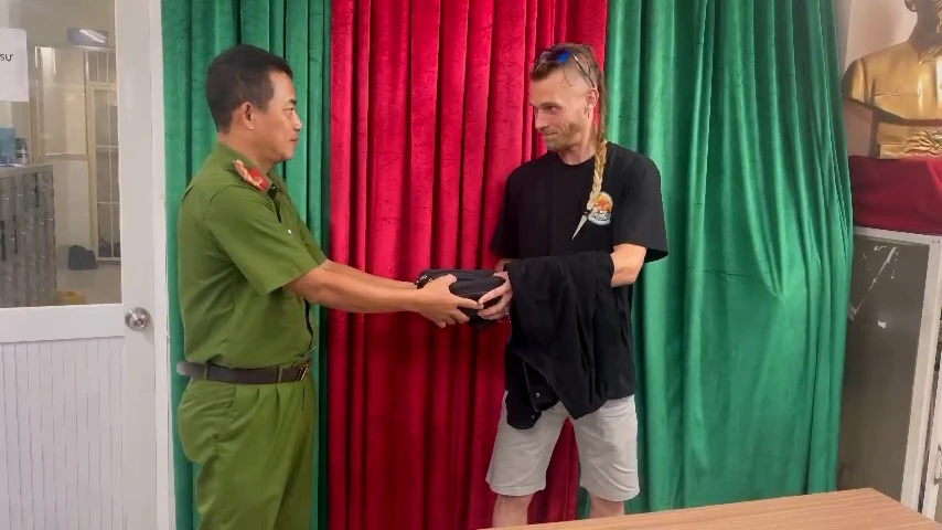 Để quên túi xách trên taxi, du khách Bỉ được công an hỗ trợ tìm lại tài sản