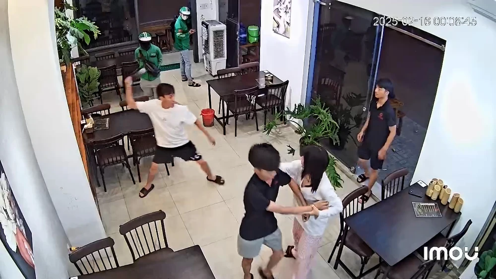 bat-giam-nguoi-dan-ong-choc-gheo-co-gai-dap-pha-quan-ga-o-tan-binh (3).jpg