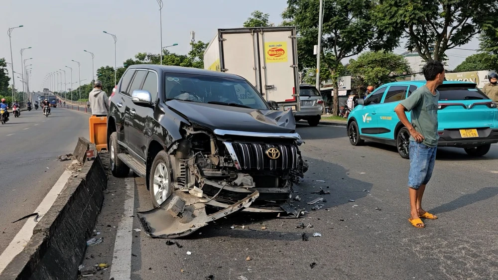 Va chạm ô tô 7 chỗ và xe tải ở Hóc Môn, giao thông ùn ứ