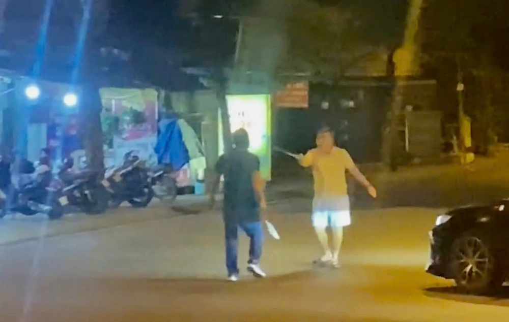 2 tài xế ô tô đứng giữa đường, lăm lăm hung khí dọa đánh ở TP Thủ Đức