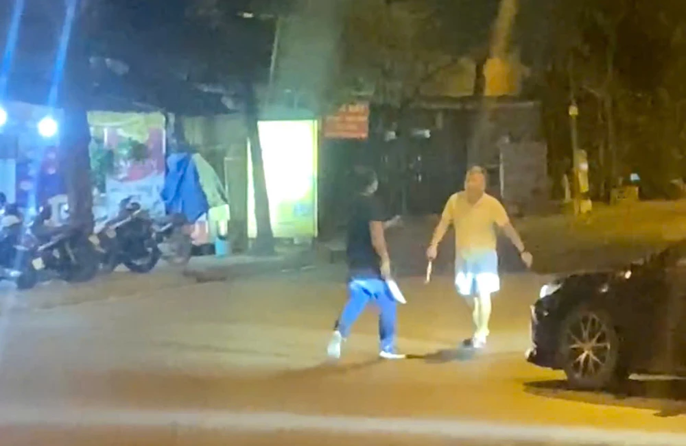 2 tài xế ô tô đứng giữa đường, lăm lăm hung khí dọa đánh ở TP Thủ Đức