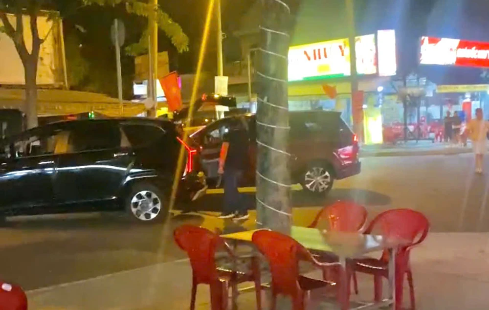 2-tai-xe-o-to-dung-giua-duong-lam-lam-hung-khi-doa-danh-o-tp-thu-duc (3).jpg