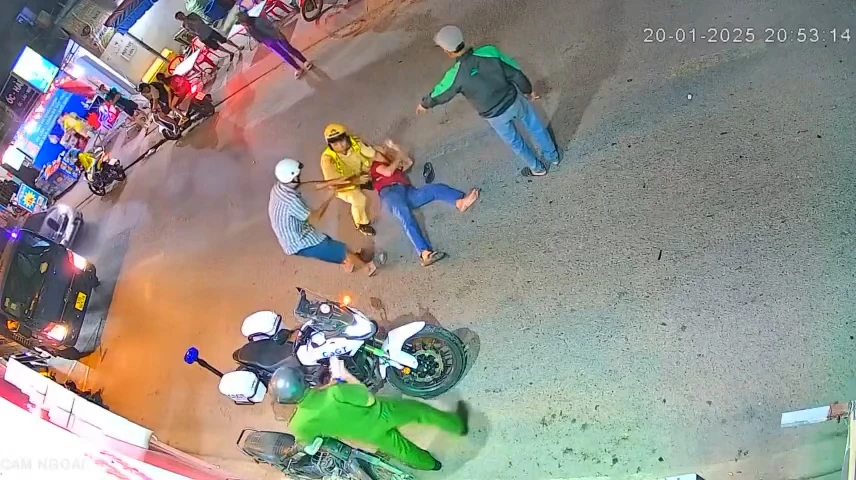 Sự thật clip CSGT quật ngã người: Do 3 lần đưa thẻ thanh tra xây dựng kêu thả người vi phạm