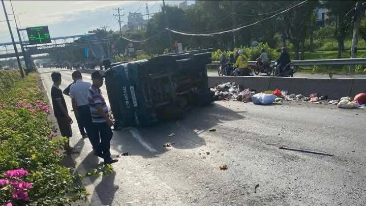 Xe chở rác lật trên đường Đỗ Mười, giao thông ùn ứ