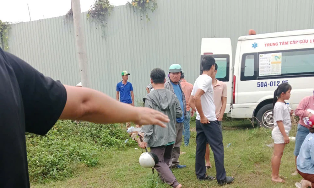 Trâu húc khiến 2 người đàn ông bị thương ở Bình Chánh